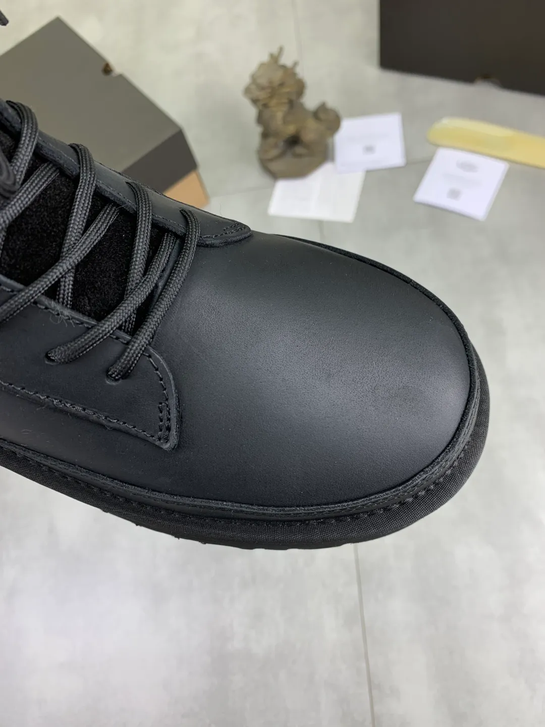 Men's men's shoes 💰P640 New top version UGG 2025 autumn and winter high-top new casual shoes new series Ansley Mules Fashionable and comfortable shallow flat slip-on casual loafers ✨ Classic suede cowhide with 10mm wool lining Insole Fleece collar Soft and comfortable ❤️ Decorated with UGG classic heat embossed brand logo on the back side Full texture Lightweight rubber sole Anti-slip, wear-resistant and comfortable Color: Black Brown Size: 39-45